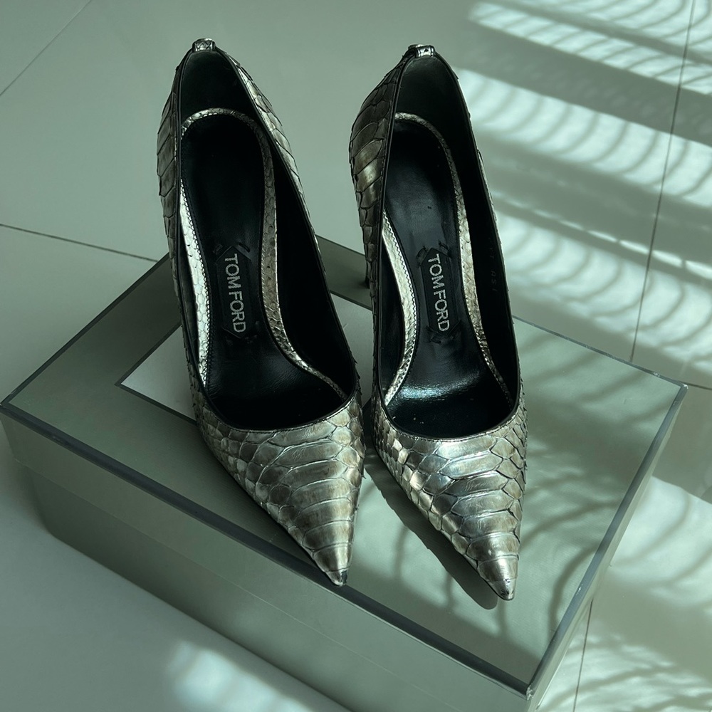 WORE ONCE. TOM FORD Python pumps